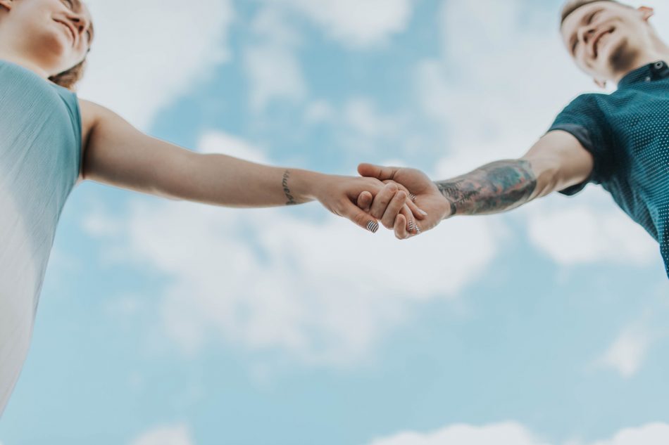 dwie osoby trzymają się za rękę podczas randki